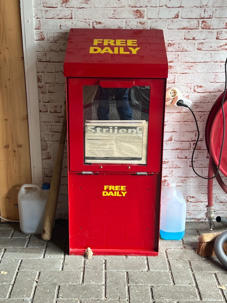 Newspaper Box, Verzamelen, Automaten | Overige, Zo goed als nieuw, Ophalen