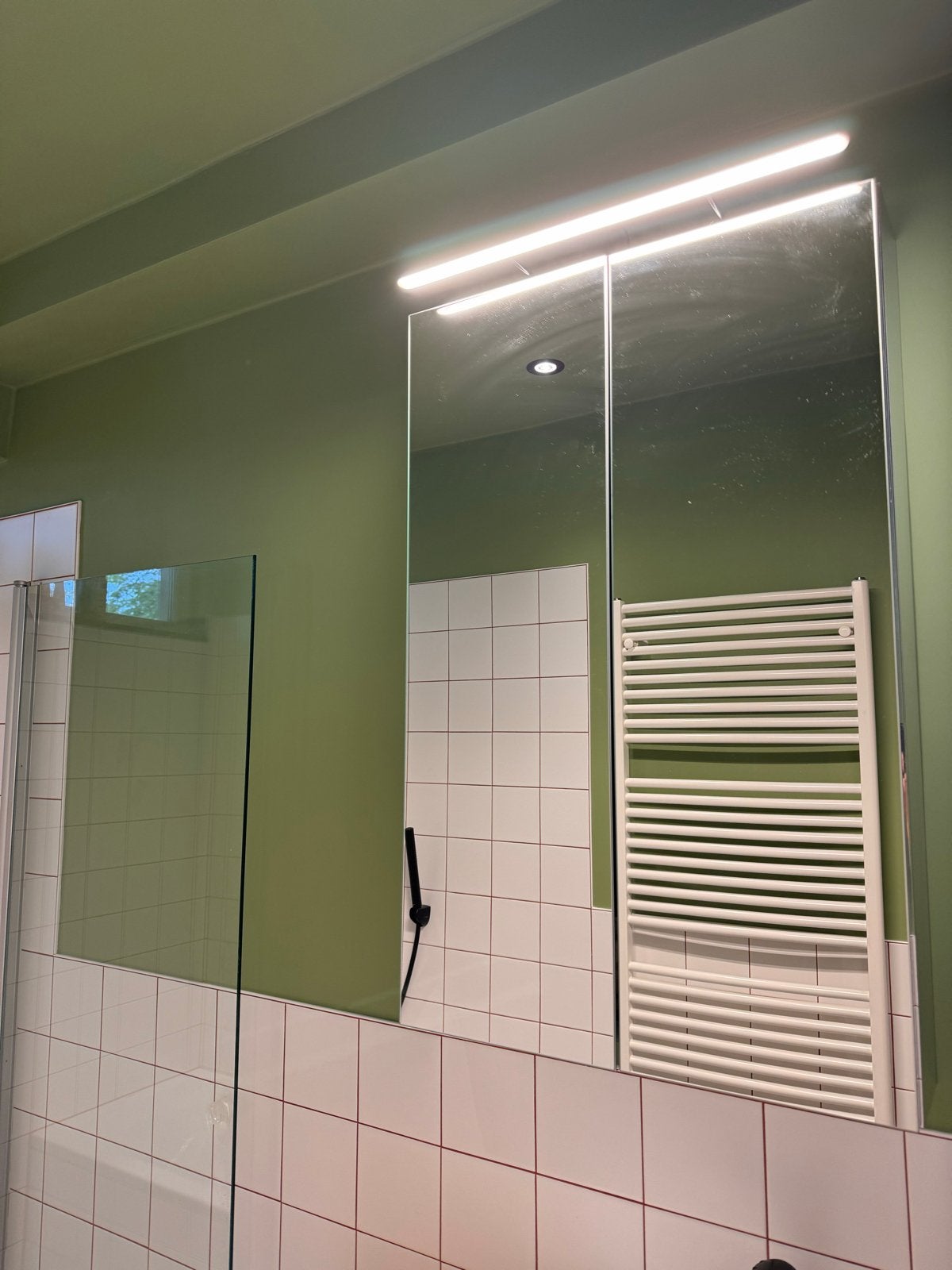 LETTAN spiegelkast met verlichting voor badkamer, Huis en Inrichting, Ophalen, Spiegelkast, 100 tot 150 cm, 50 tot 100 cm