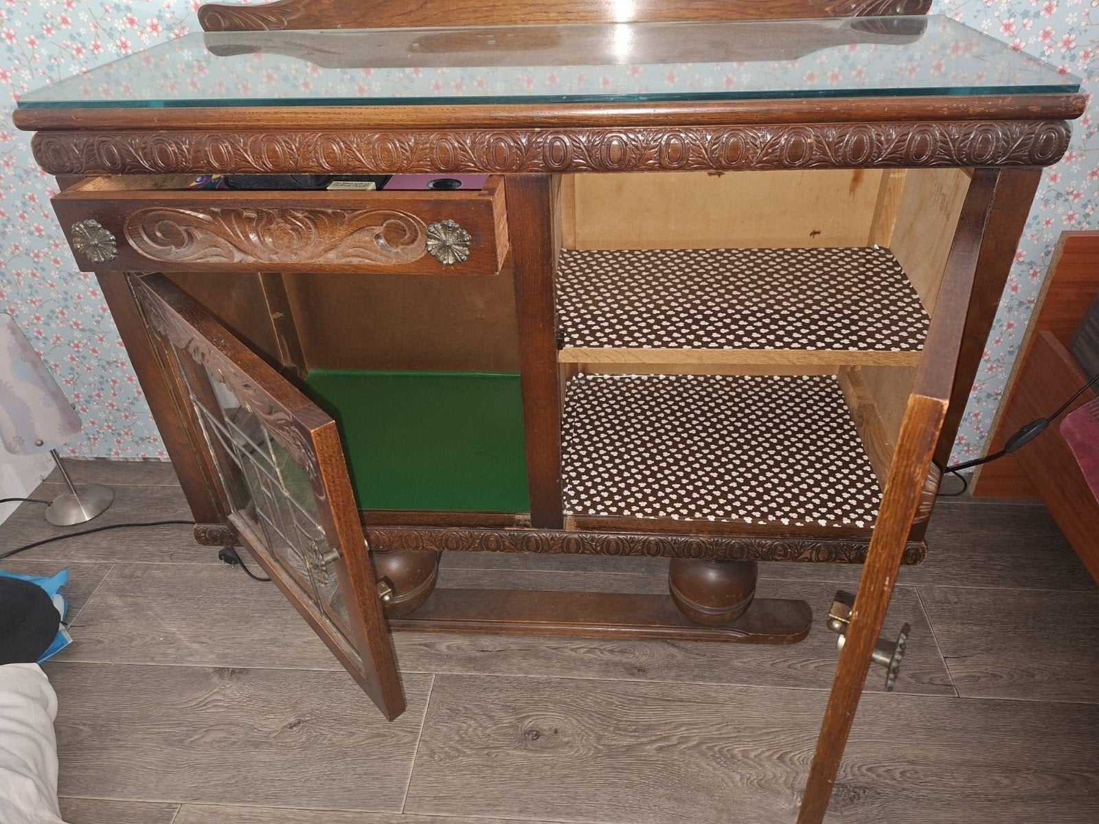 Art Deco Kastje met glazen blad en achterlat, Ophalen