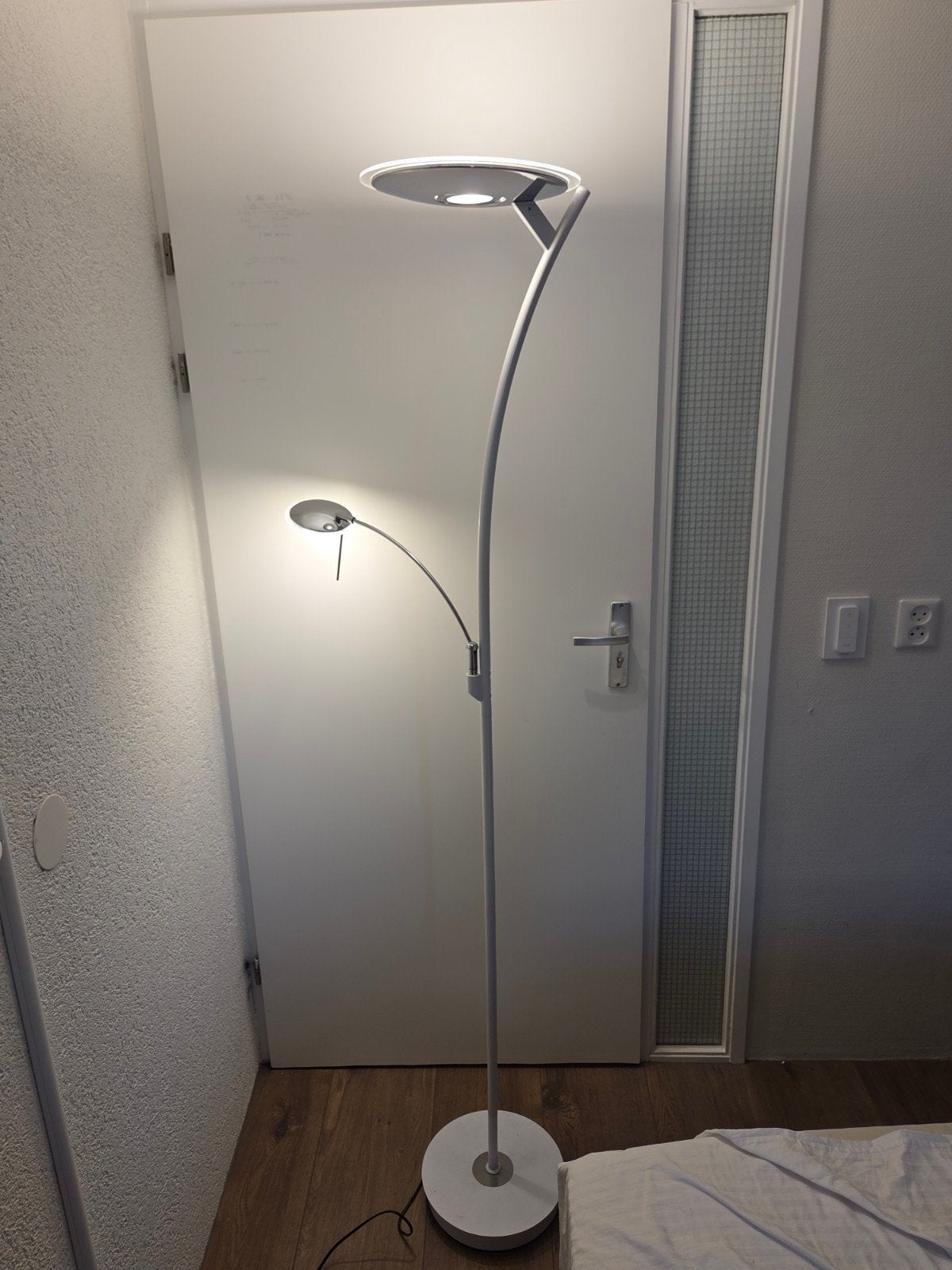 Moderne vloerlamp met leeslamp - wit/zilver, Huis en Inrichting, Lampen | Vloerlampen, Ophalen, Overige fittingen, Zo goed als nieuw