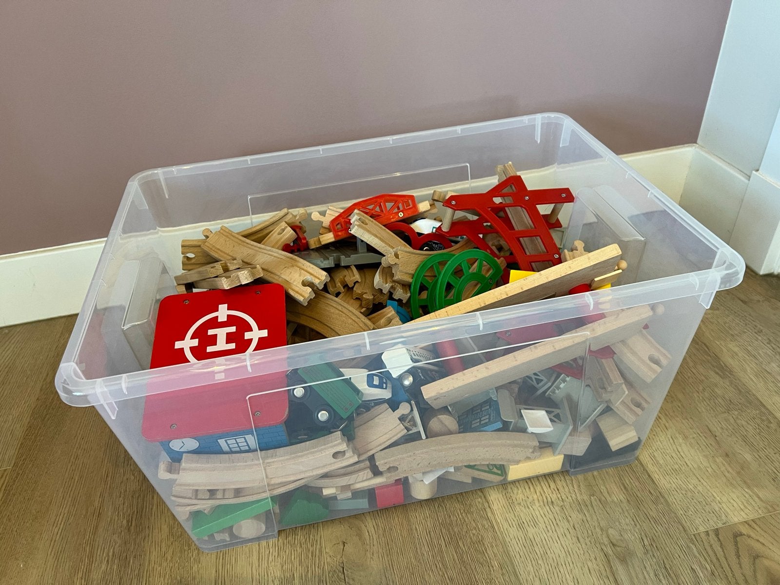 Grote bak met houten treinrails en accessoires, Ophalen of Verzenden, Gebruikt, Overige merken