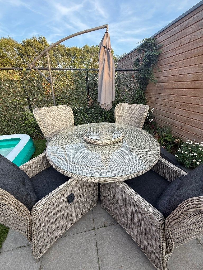Buiten tuintafelset rond, Ophalen, 4 zitplaatsen, Zo goed als nieuw, Wicker
