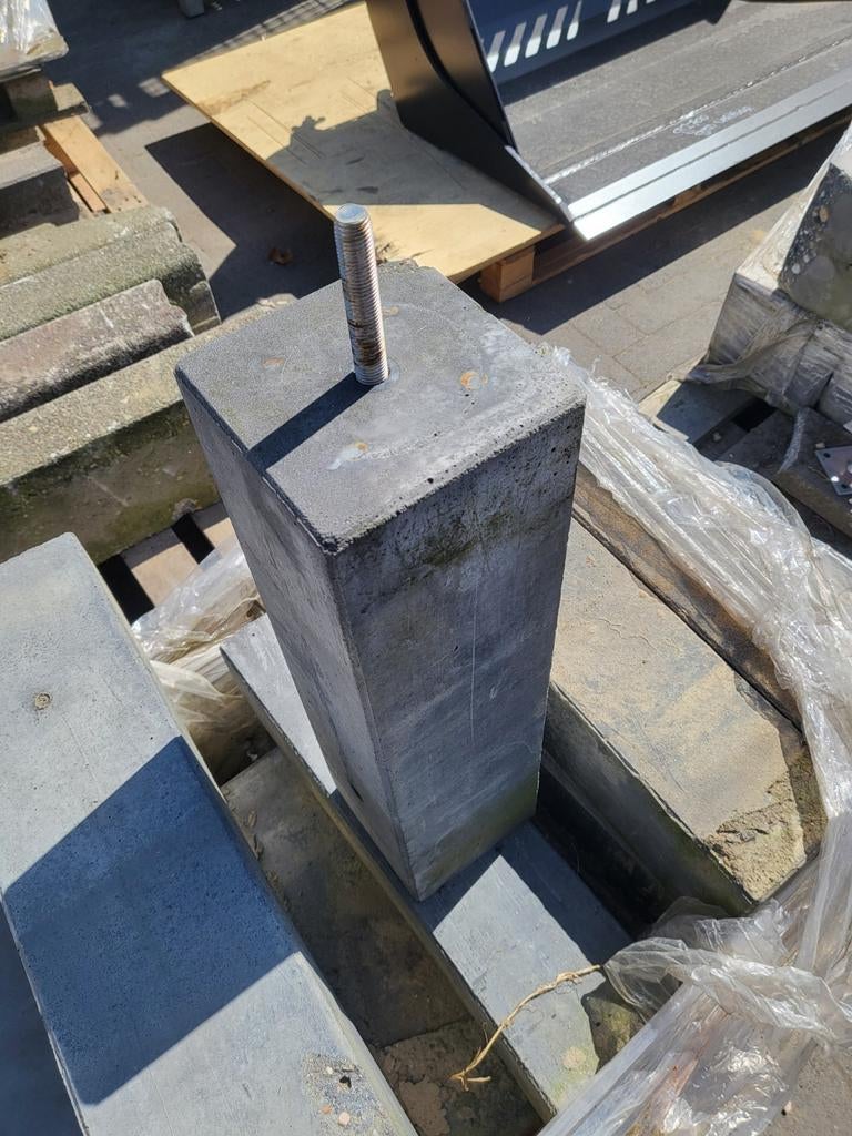 Betonnen paal met draadstang, Ophalen of Verzenden, Gebruikt