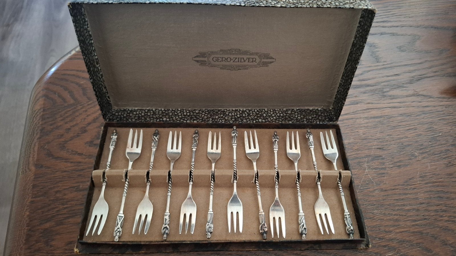 12 apostelen vorkjes set, Ophalen