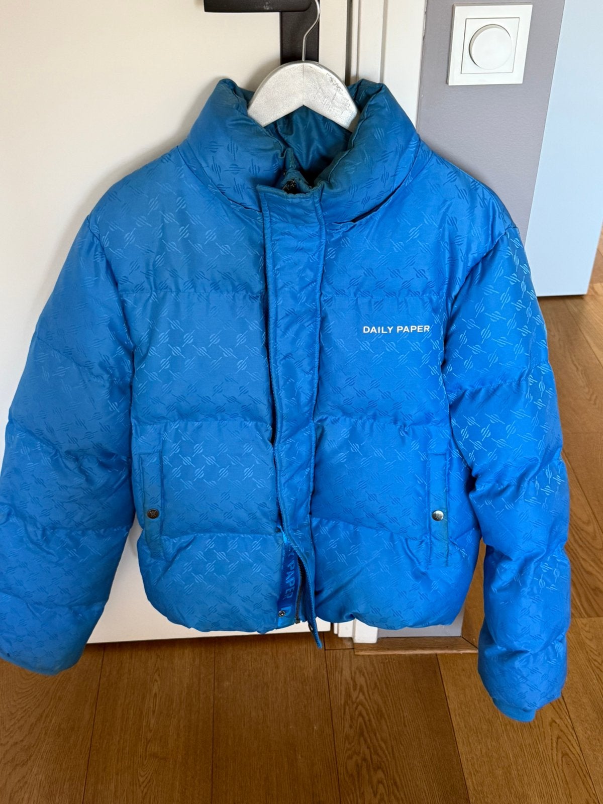 Daily Paper puffer jas | Maat M, Ophalen of Verzenden, Zo goed als nieuw, Maat 48/50 (M), Blauw
