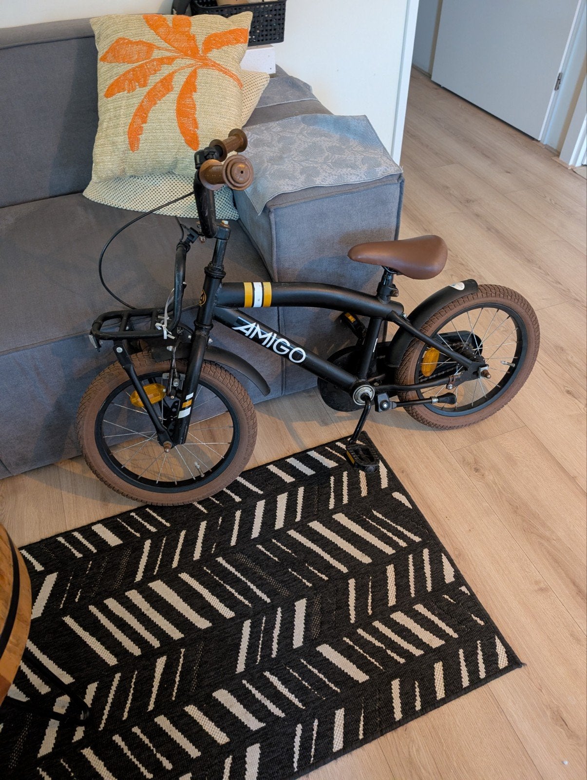 Amigo Kinderfiets 16 inch - Zwart met bruin zadel, Fietsen en Brommers, Terugtraprem, Gebruikt, Ophalen of Verzenden, Minder dan 16 inch