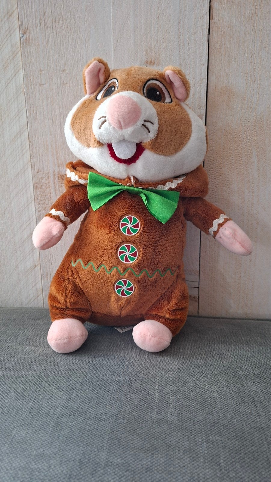 Hamster knuffel in peperkoekmannetje pak, Hamster, Ophalen of Verzenden, Zo goed als nieuw, Middelgroot (20 tot 80 cm)