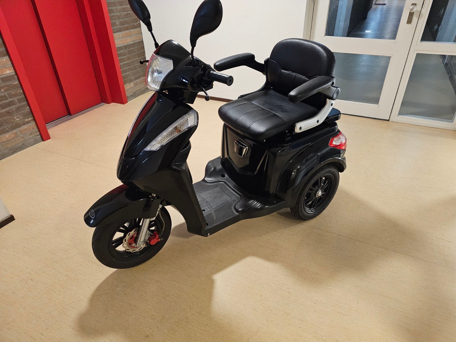 Iva scooter geen helm en rijbewijsplicht 25 km 1700 km, Elektrisch, Zo goed als nieuw, Ophalen, Overige merken