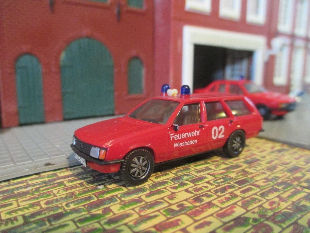 Opel Rekord E-1 Caravan Brandweer Wiesbaden 02 gemodificeerd, Ophalen of Verzenden, Gebruikt, Auto, Herpa