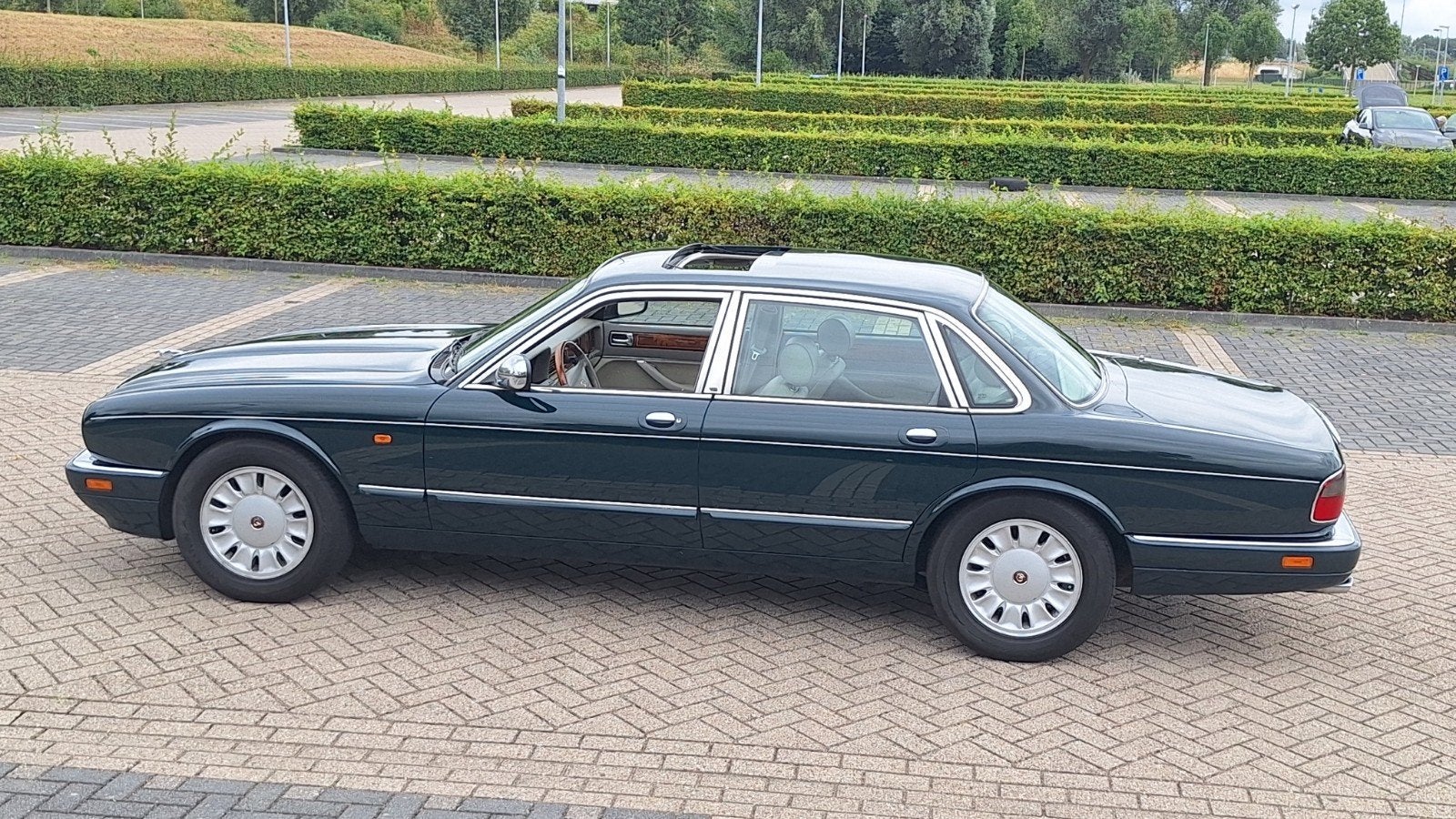 Daimler Double Six SWB 6.0 V12 british racing green, Automaat, 12 cilinders, Leder, Particulier