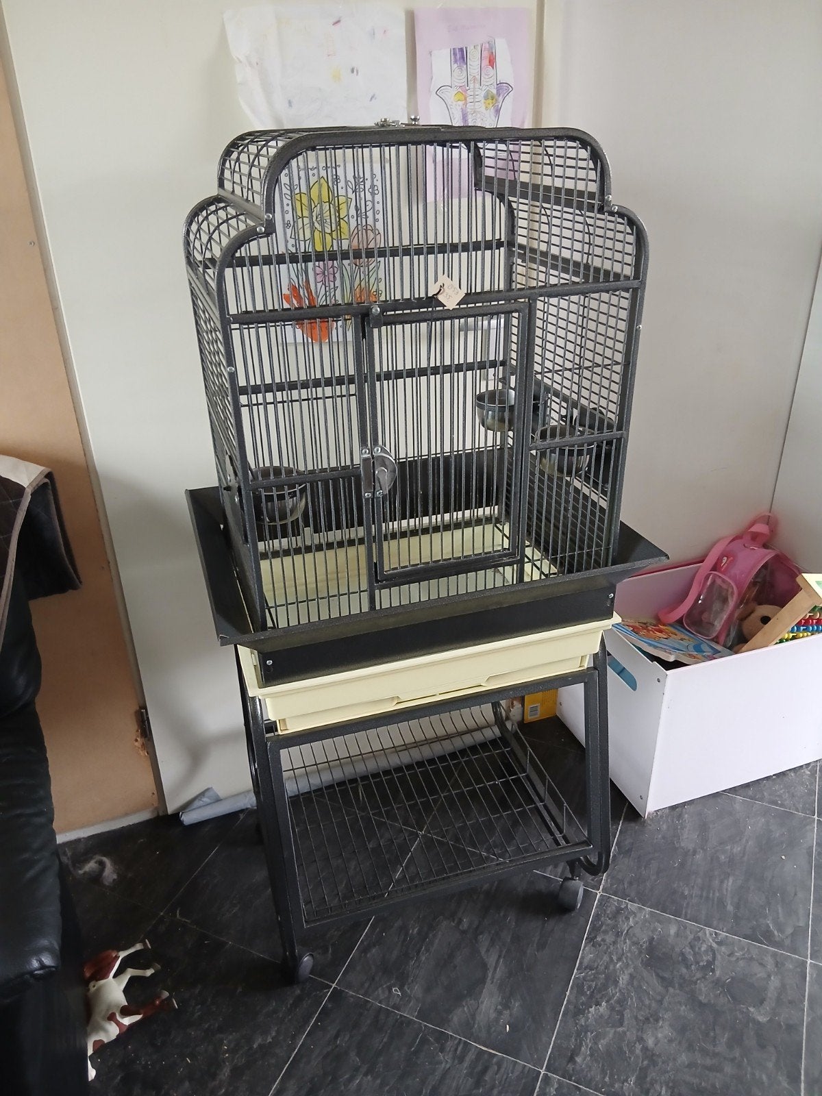 mooie vogel kooi op standaard met wieltjes nr 854, Ophalen, Zo goed als nieuw, Metaal, Vogelkooi