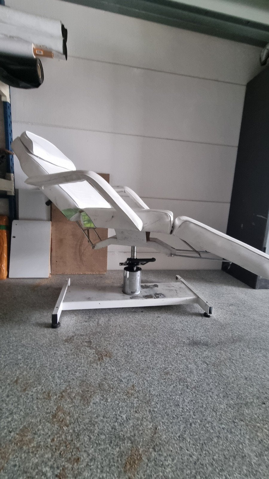 Witte behandelstoel / massagetafel, Ophalen, Gebruikt