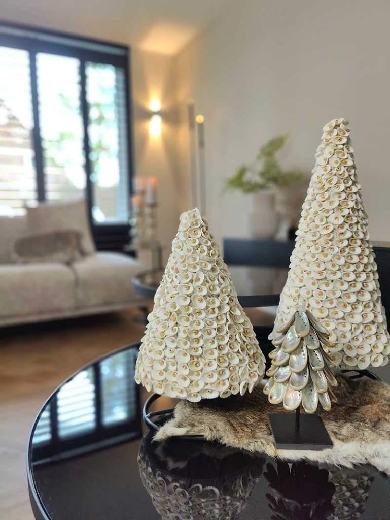 Witte schelpen kerstboom op standaard uit Bali, Diversen, Kerst, Ophalen of Verzenden, Tropical home, 6951nk, Nieuw