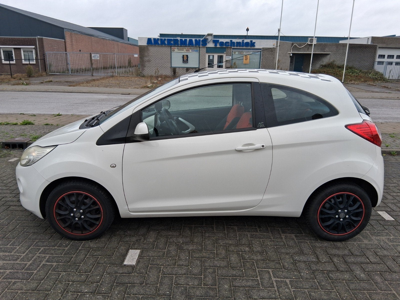 Ford Ka 1.2 51KW 2010 Wit, Auto's, Voorwielaandrijving, Stof, 4 cilinders, 4 stoelen