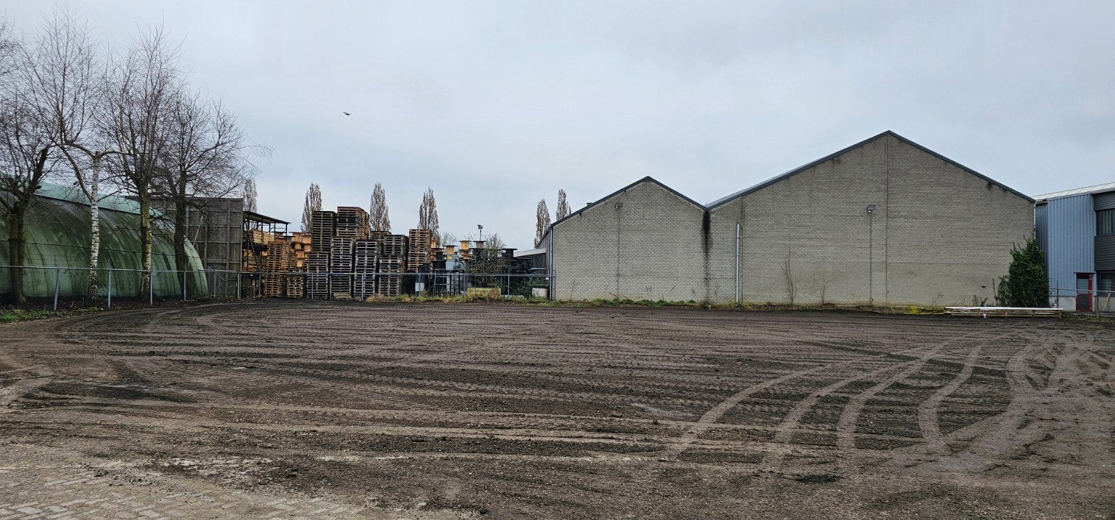 Bedrijfsterrein te huur 700m2, Ophalen