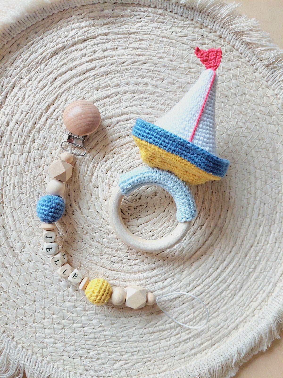 Kraamcadeausetje: Rammelaar Zeilbootje & Speenkoord met Naam, Ophalen of Verzenden, Nieuw