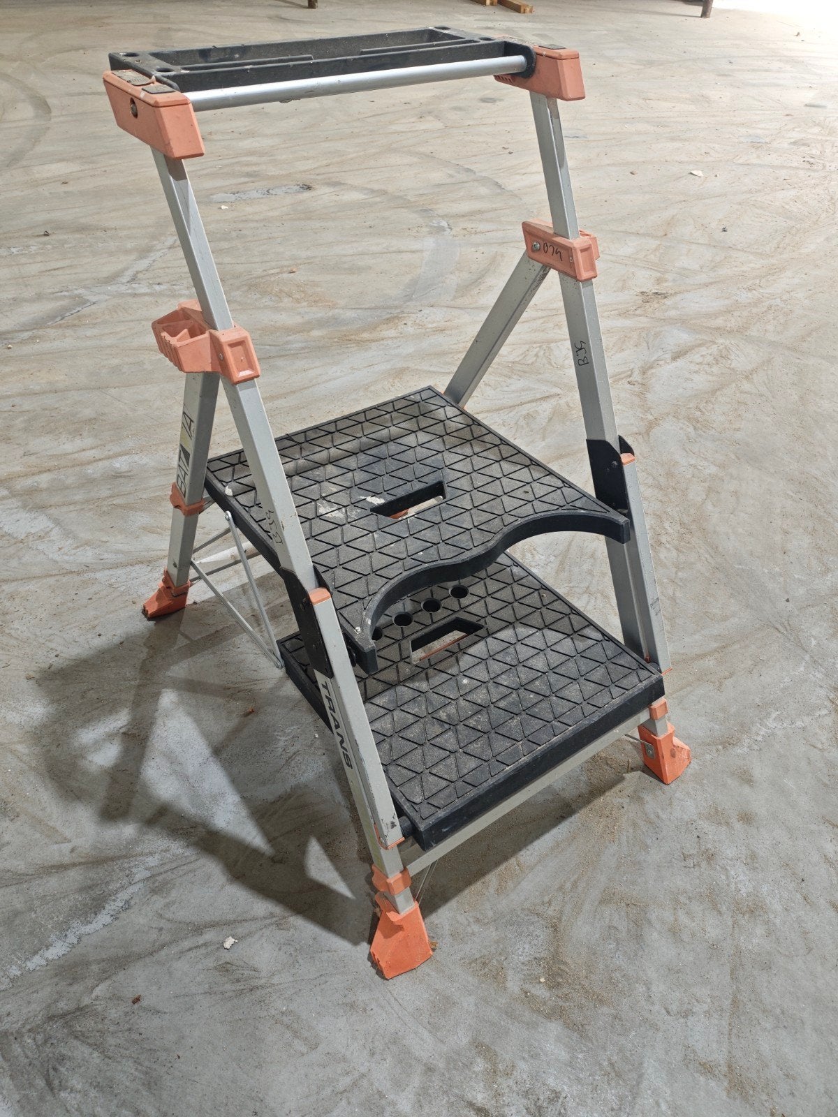 Aluminium trapje met 2 treden en gereedschapsbakje, Ophalen, Gebruikt, Trap, Minder dan 2 meter