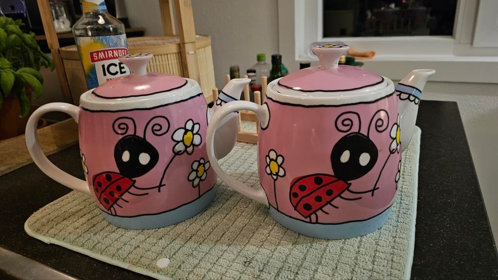 2x Theepot Lievebees Douwe Egberts, Theepot/fluitketel, Ophalen of Verzenden, Zo goed als nieuw, Roze