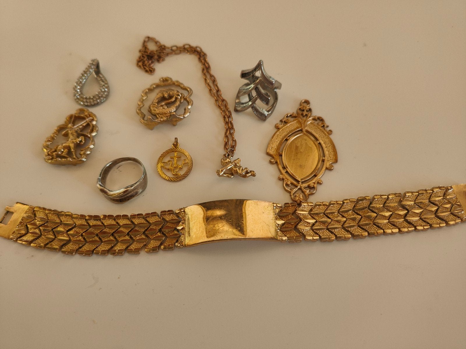 83 . Diverse sieraden:hangers, ringen en armband, Verzenden, Overige materialen, Armband, Verguld