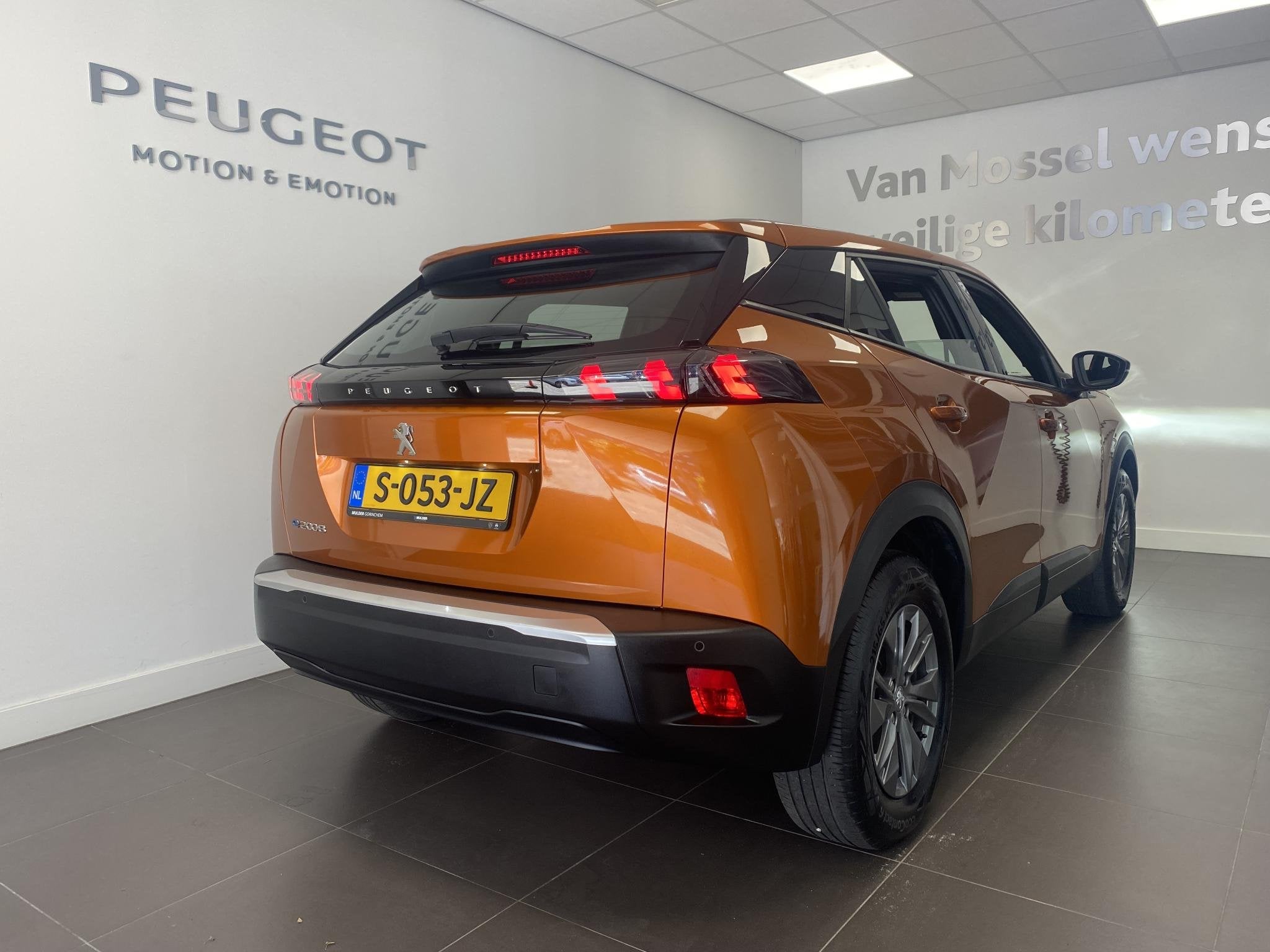 Peugeot e-2008 EV Active Pack 50 kWh | Apple Carplay & Andro, Auto's, Gebruikt, Overige kleuren, Origineel Nederlands, 1523 kg