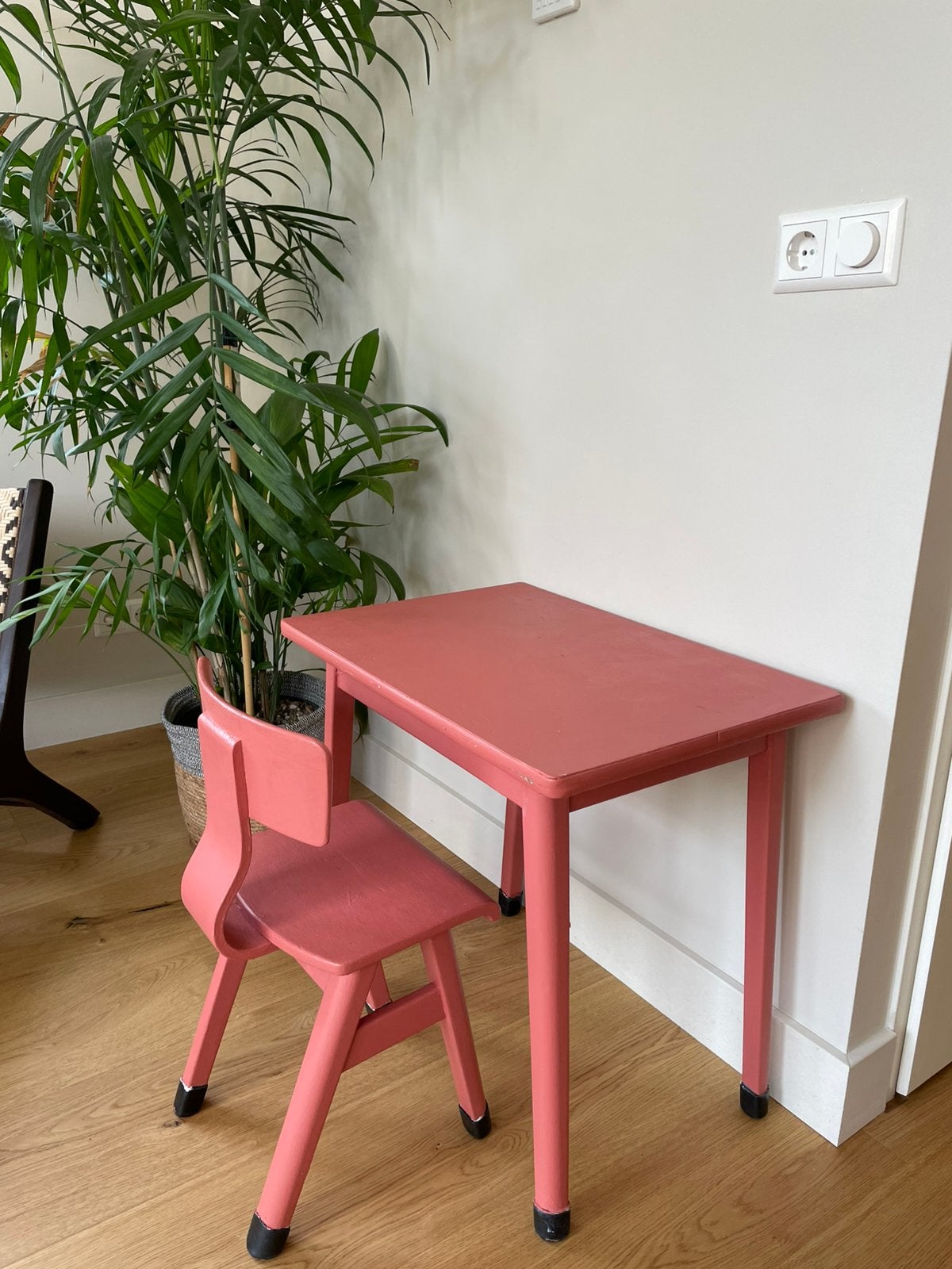 Vintage kinderbureau met stoel oranje roze, Kinderen en Baby's, Kinderkamer | Tafels en Stoelen, Ophalen, Zo goed als nieuw, Tafel(s) en Stoel(en)