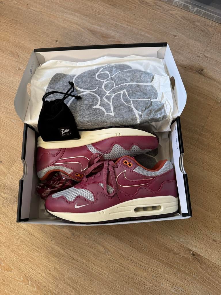 Patta x Nike Air Max 1 Maroon maat 42,5, Ophalen, Nieuw, Overige kleuren, Sneakers of Gympen