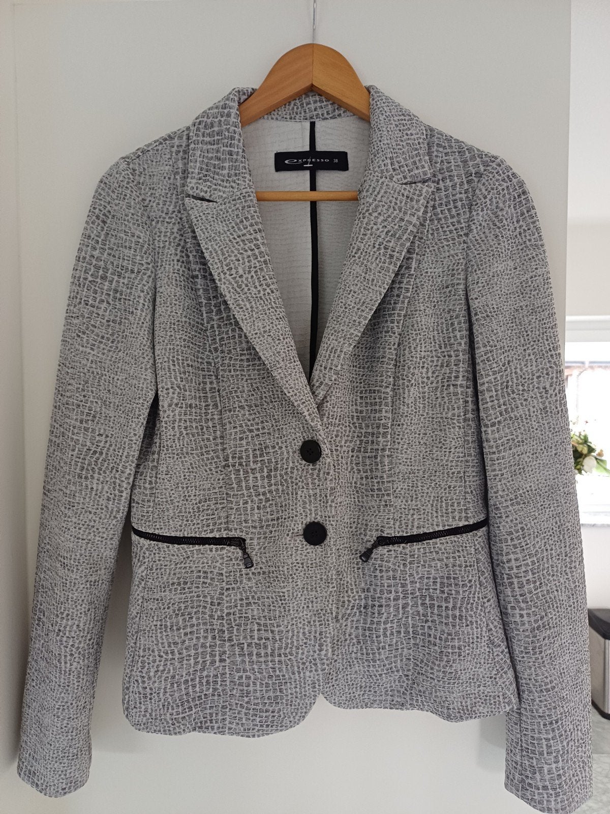 Expresso blazer maat 38 nieuw
Nieuwprijs €149,90, Maat 38/40 (M), Expresso, Nieuw, Ophalen of Verzenden