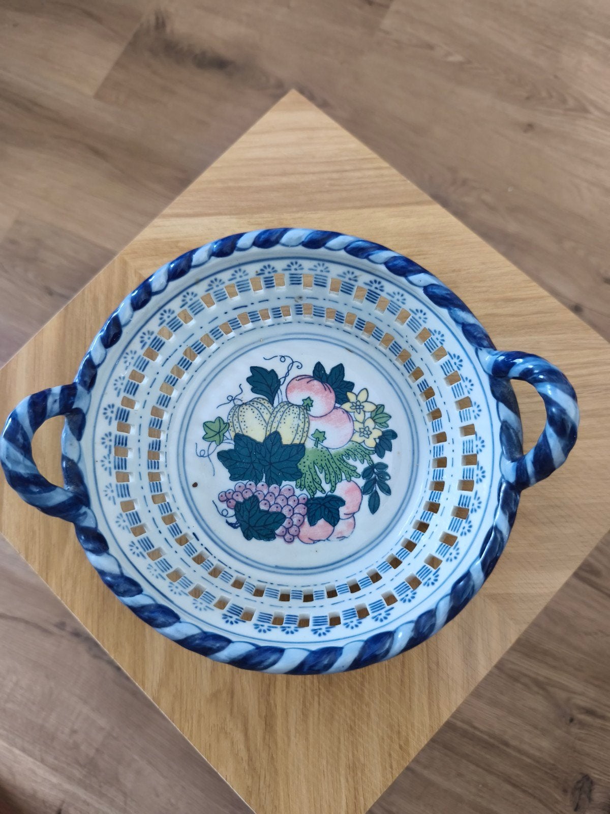 Blauw wit opengewerkte fruit /broodmand, Antiek en Kunst, Ophalen of Verzenden
