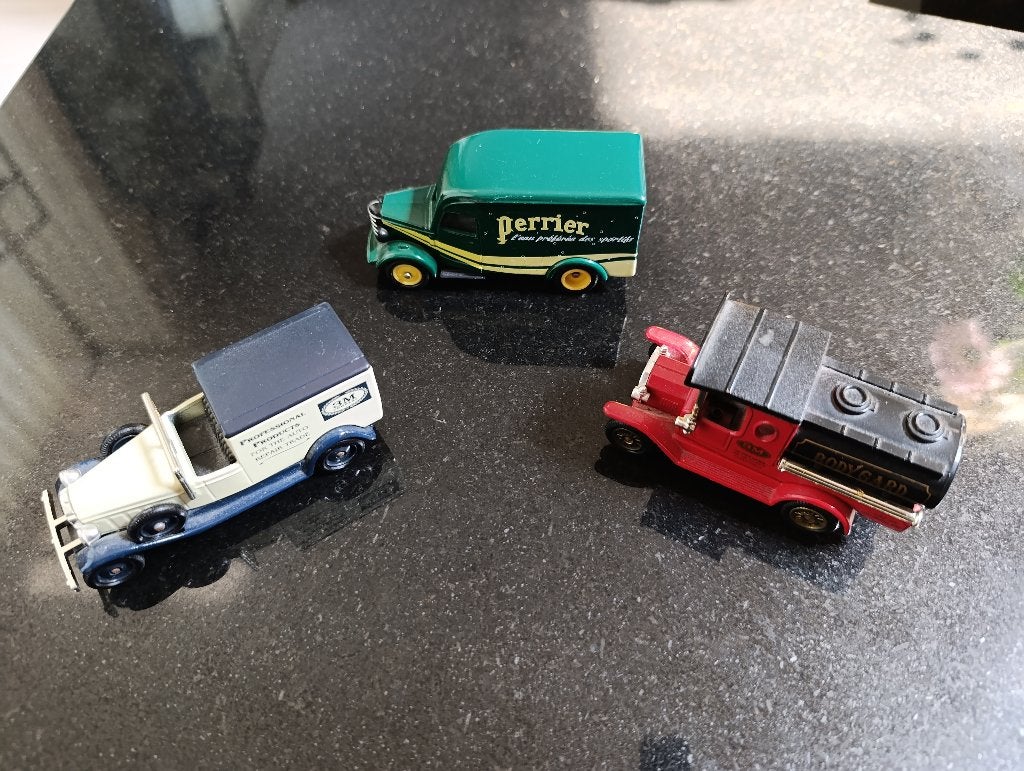 modelautotjes van Lledo en Corgi, Ophalen of Verzenden, Zo goed als nieuw, Bus of Vrachtwagen, Corgi