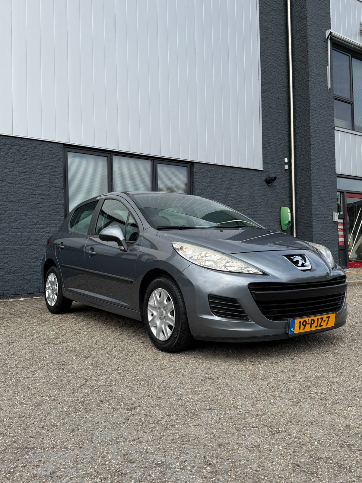 Peugeot 207 1.4 5DRS 2010 Grijs, Auto's, Voorwielaandrijving, 4 cilinders, 49 €/maand, Bedrijf