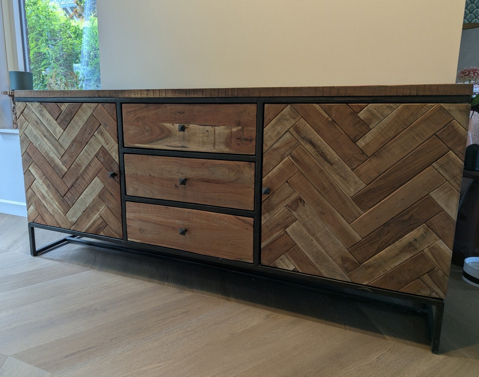Luxe dressoir van acaciahout met visgraat patroon, Met deur(en), 150 tot 200 cm, Zo goed als nieuw, 25 tot 50 cm
