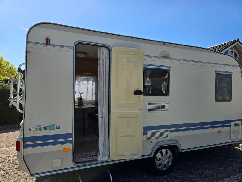 Caravan Adria Unica 2003, Bovag, luifel en voortent nieuw., Frans bed, Treinzit, 750 - 1000 kg, Particulier