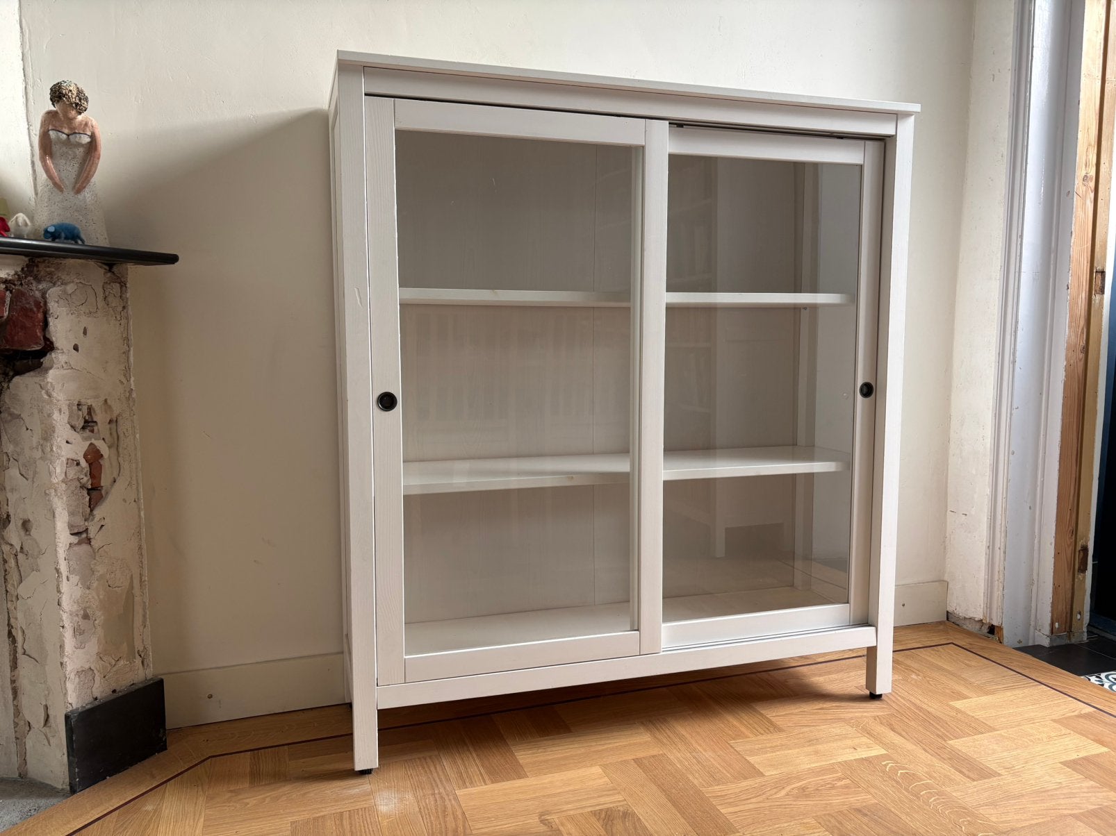 Ikea hemnes vitrinekast met schuifdeuren, Ophalen, Zo goed als nieuw, 25 tot 50 cm, 100 tot 150 cm