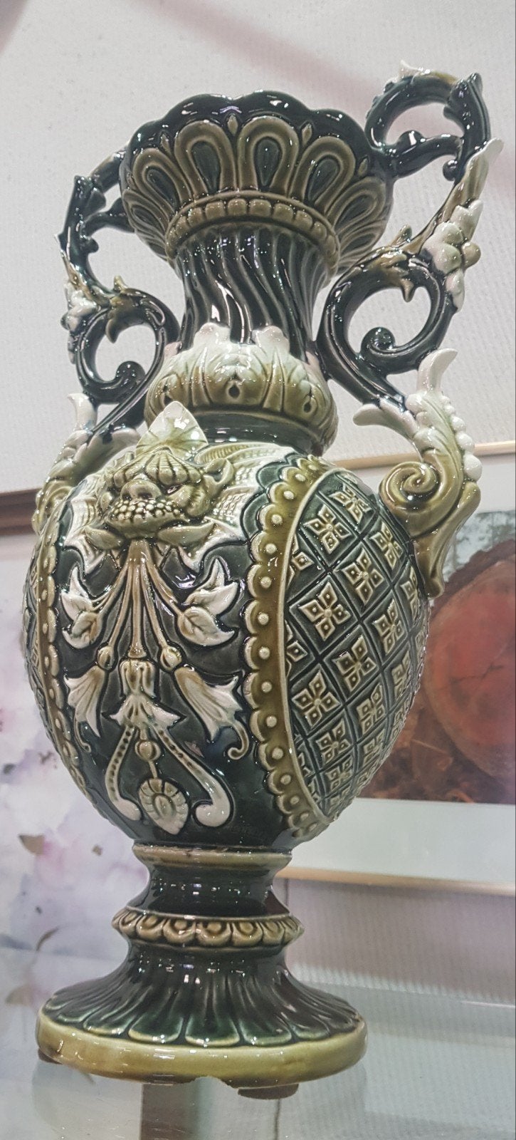 Antieke Majolica Vaas 2x  met Draken en Bladmotieven, Ophalen of Verzenden