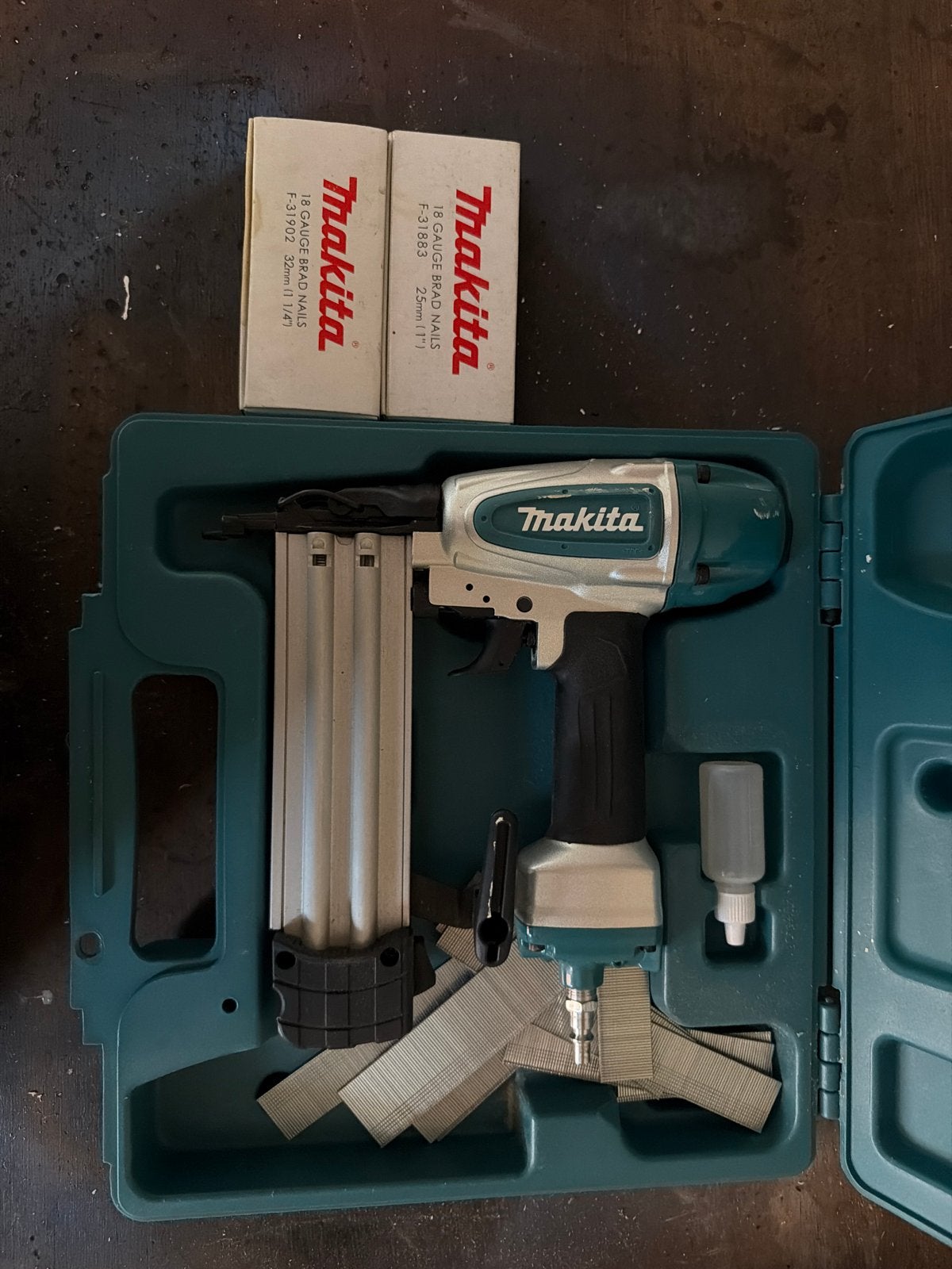 Makita AF506 Brad tacker met nagels, Ophalen, Zo goed als nieuw, Tacker/nietmachine, Makita