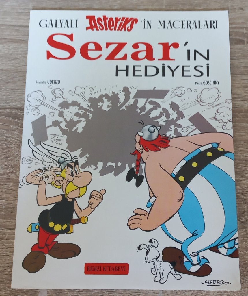 Asterix Sezar' in Hediyesi (geschenk van Caesar, Turks), Gelezen, Eén stripboek, Ophalen of Verzenden, Goscinny & Uderzo