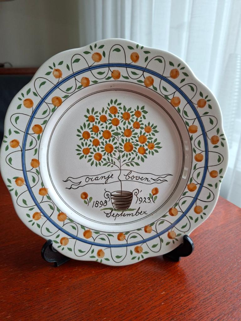 Bord Wilhelmina t.g.v. 25 jarig regeringsjubileum. 1923., Verzamelen, Koninklijk Huis en Royalty, Ophalen of Verzenden, Servies