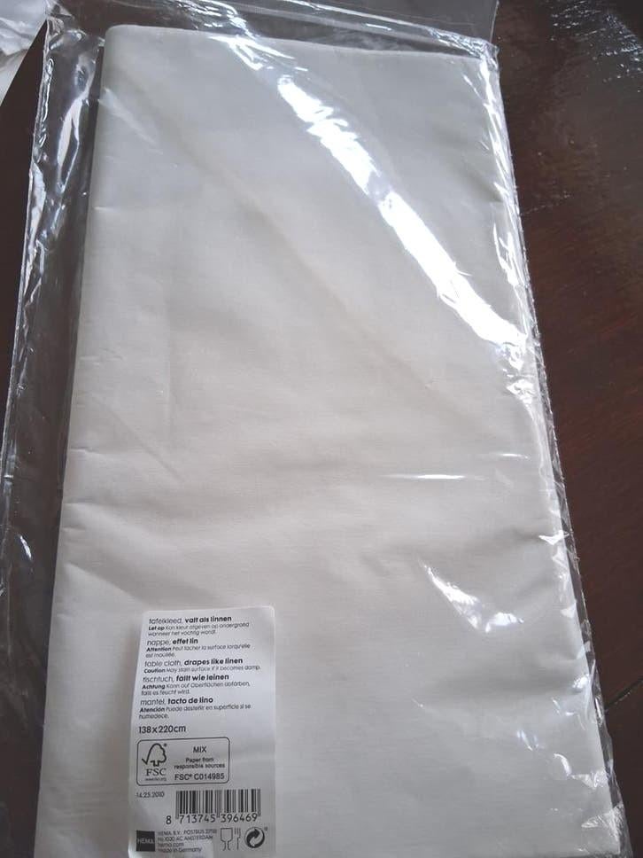 Groot Papieren tafellaken. Tafelkleed Valt als linnen., Huis en Inrichting, Keuken | Textiel, Ophalen of Verzenden, Nieuw, Wit