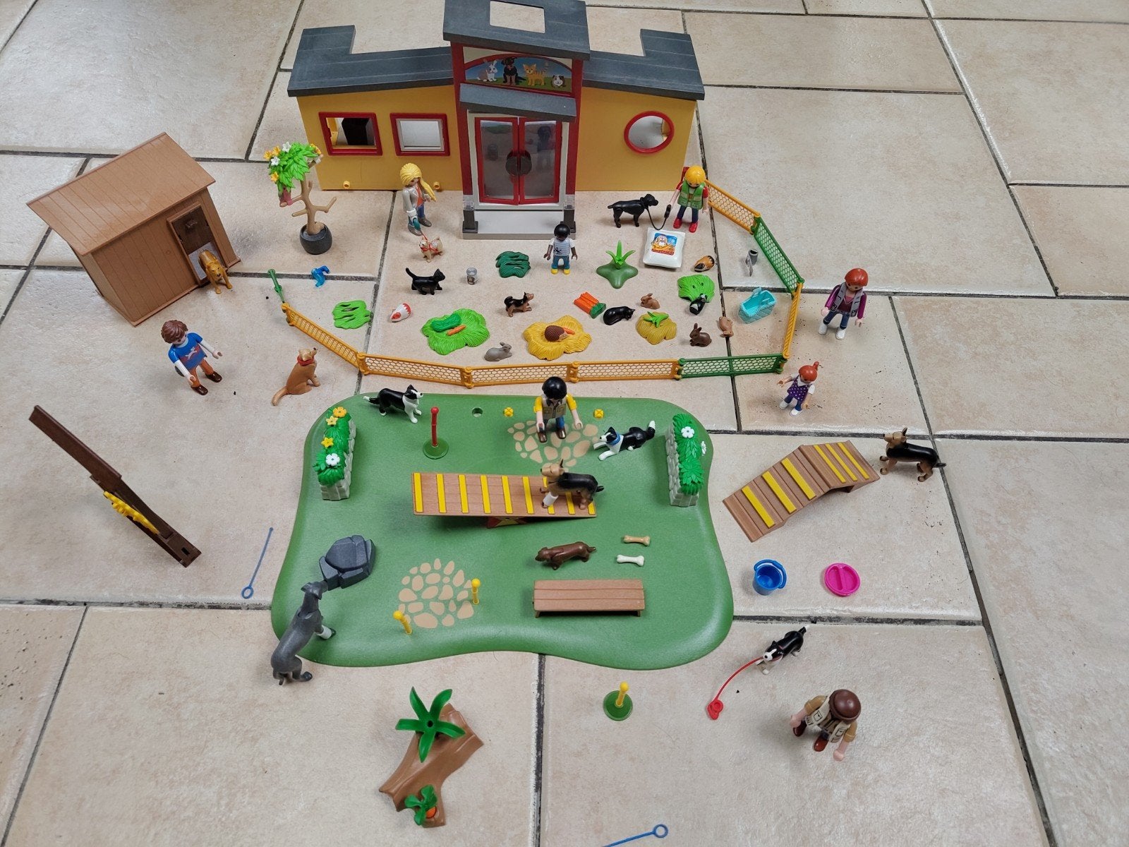 Playmobil Dierenklinieknr 9275 met hondenpark, Kinderen en Baby's, Ophalen of Verzenden, Jongen of Meisje