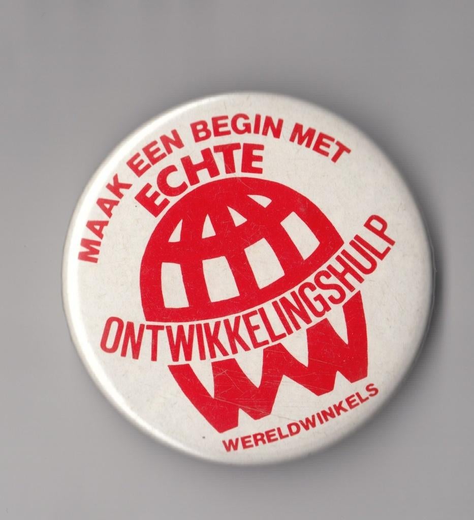 Wereldwinkels button Ontwikkelingshulp, Gebruikt, Niet vindbaar, Niet vindbaar, Speldje of Pin