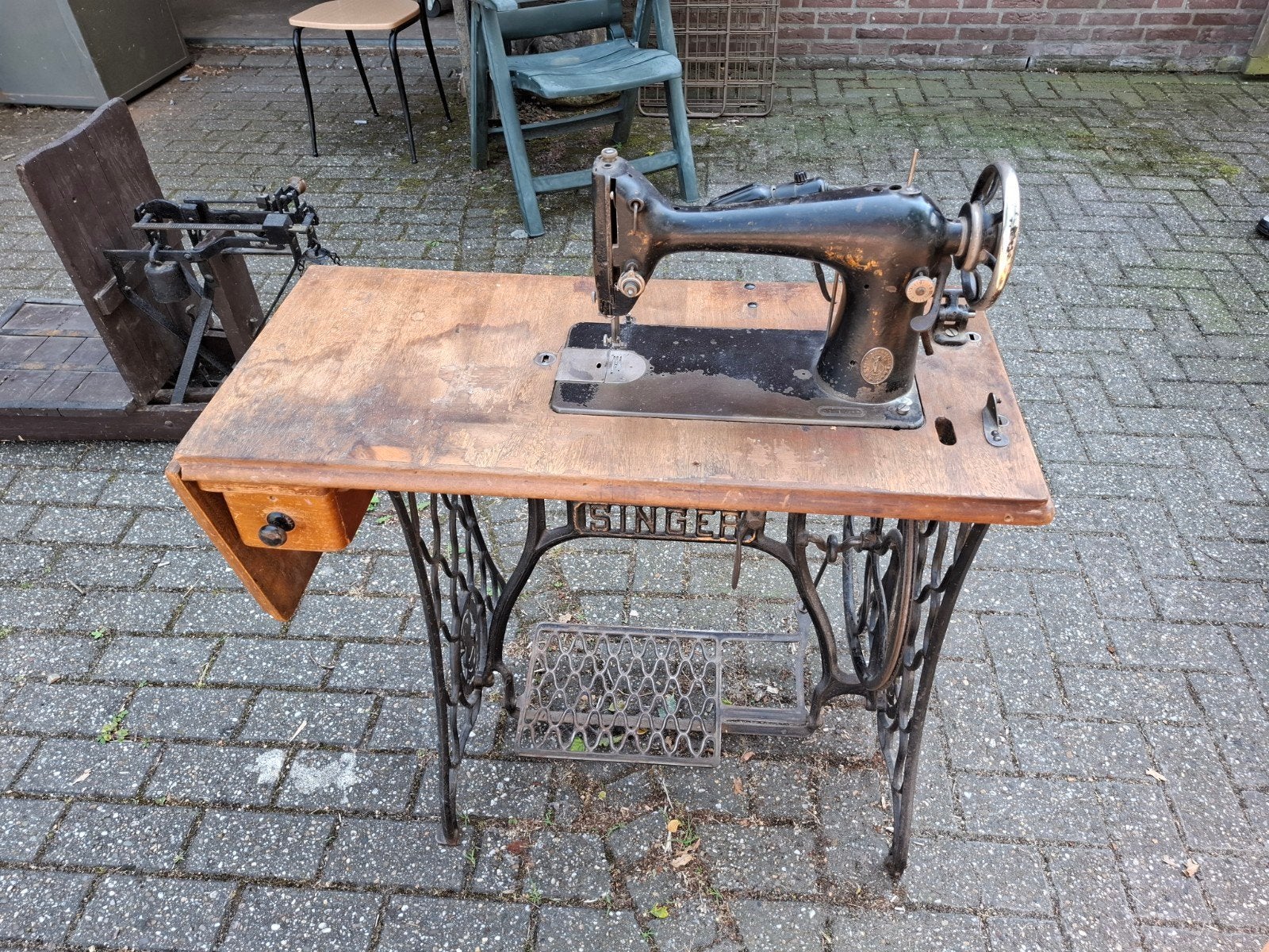 Oude Singer naaimachine., Ophalen