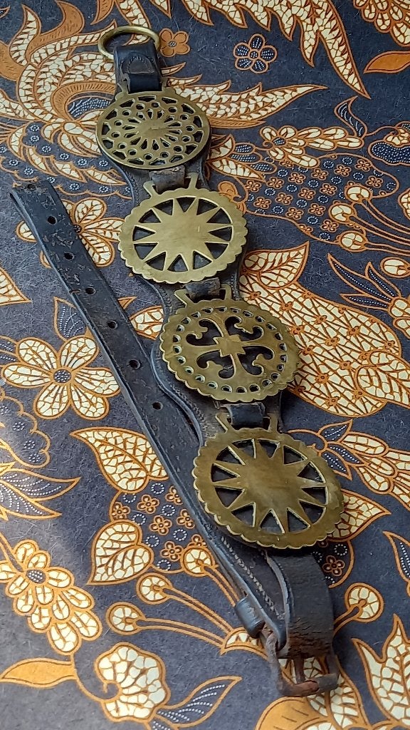 Vier antieke Engelse kleppermannetjes aan riem 95 cm. 1880.
