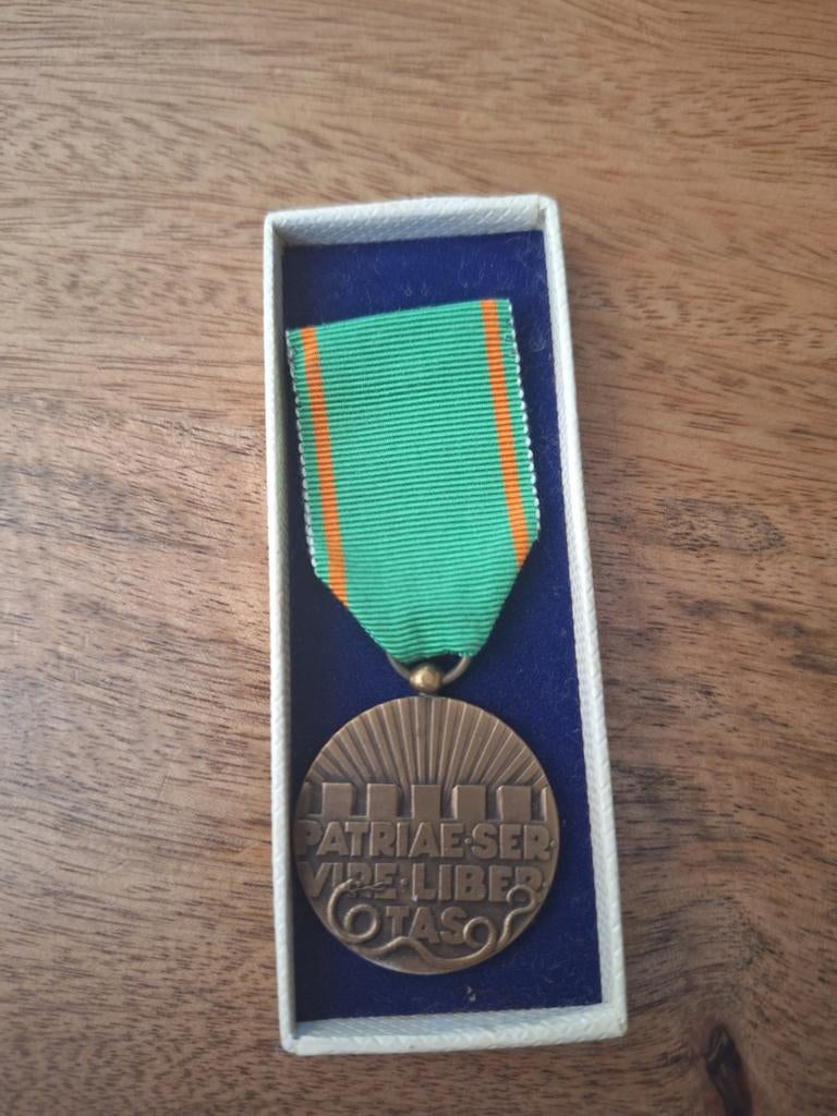 Bronzen Herinneringsmedaille 1940-1945 met lint, Postzegels en Munten, Penningen en Medailles, Ophalen of Verzenden