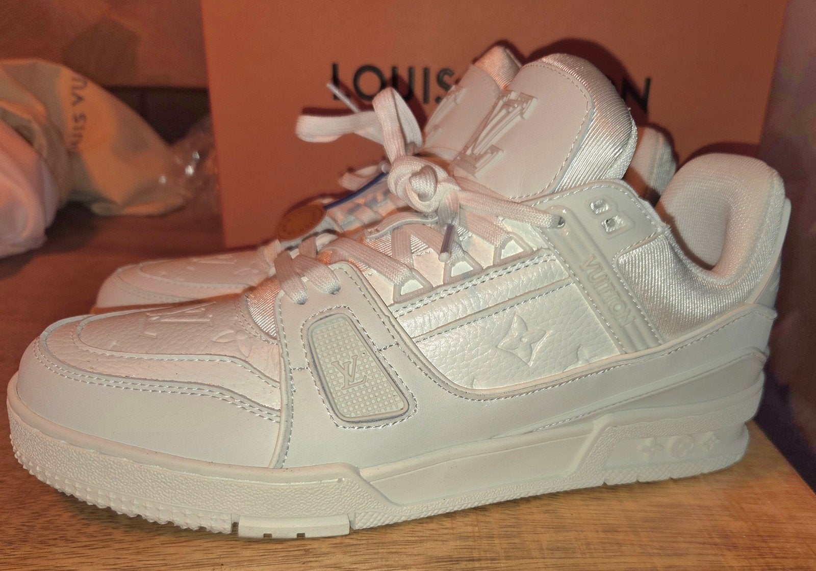 Nieuw in Doos LV Trainer Sneakers – Triple White, Kleding | Heren, Schoenen, Ophalen of Verzenden, Nieuw, Wit, Sneakers of Gympen