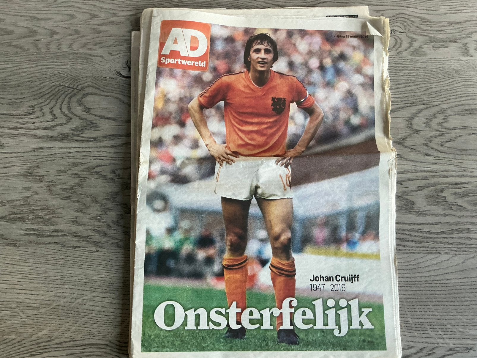 Johan Cruijff 25 maart 2016 diverse kranten bijlage, Ophalen of Verzenden, Gebruikt, Ajax, Overige typen