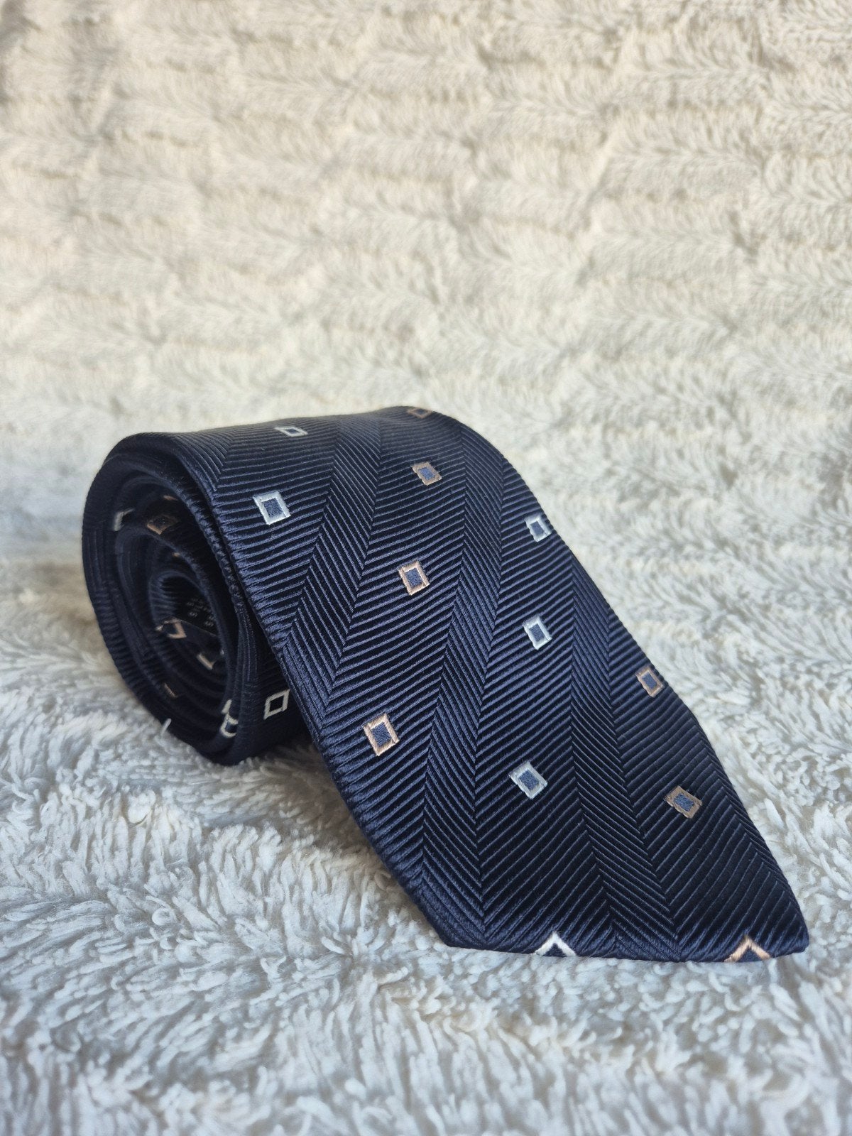 100% zijden stropdas| donkerblauw met visgraat motief en geb, Ophalen of Verzenden, Zo goed als nieuw, Blauw, Met patroon