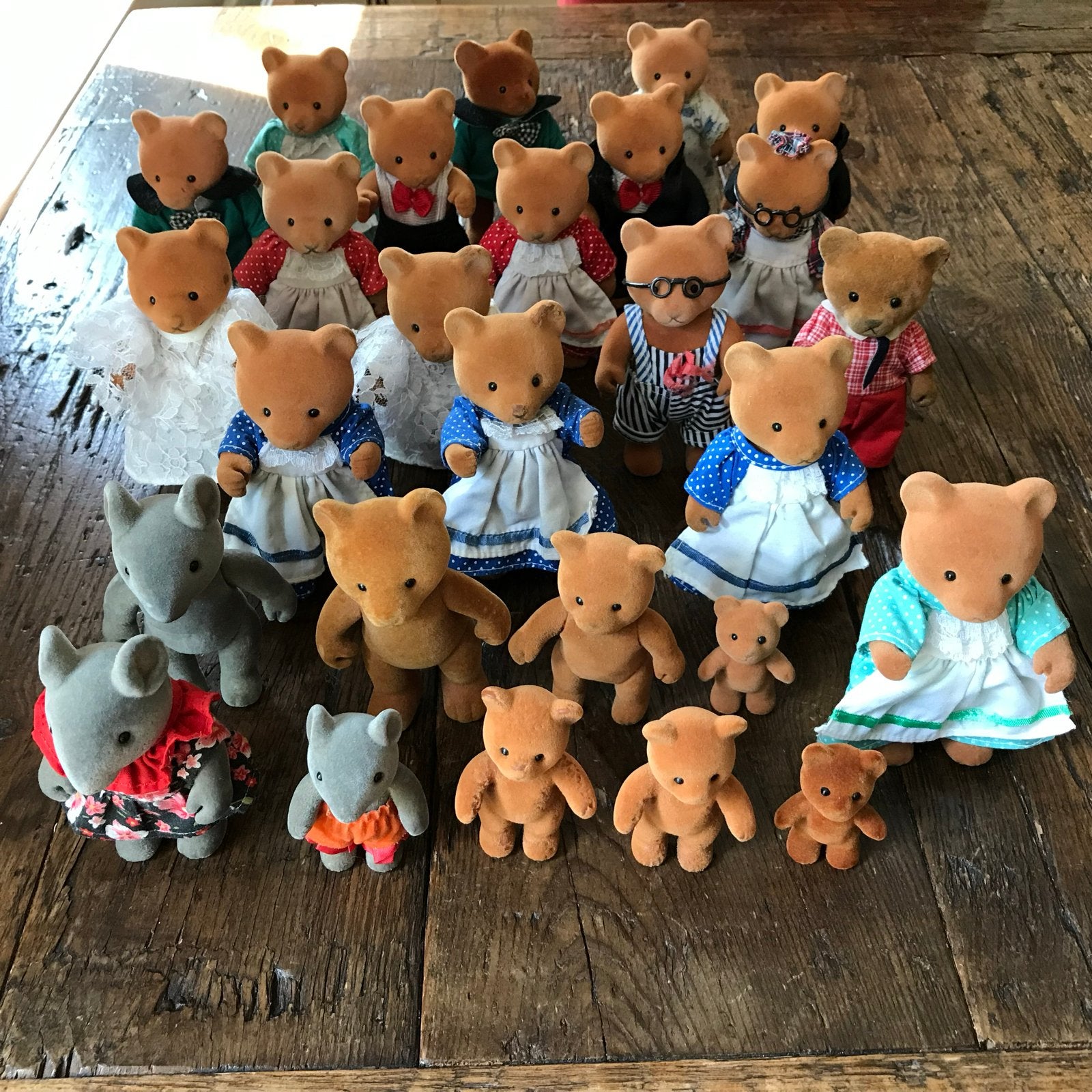Grote berenfamilie met kleding en accessoires, Gebruikt, Beer, Ophalen of Verzenden, Middelgroot (20 tot 80 cm)