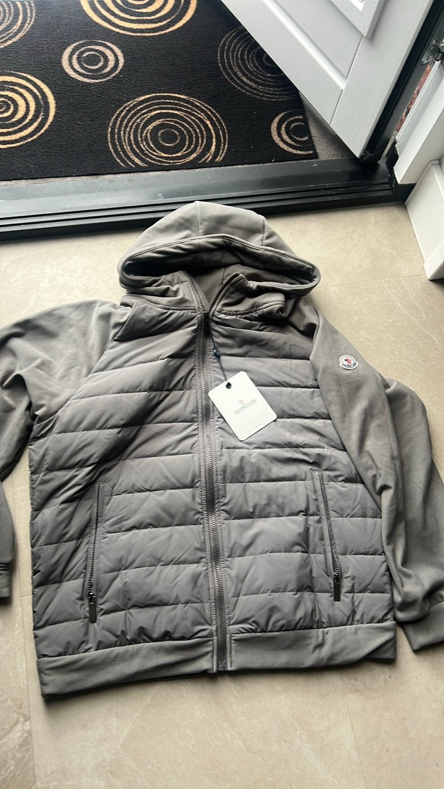 Moncler jas met capuchon - Nieuw met kaartjes, Kleding | Heren, Jassen | Winter, Ophalen of Verzenden, Nieuw, Maat 52/54 (L), Grijs
