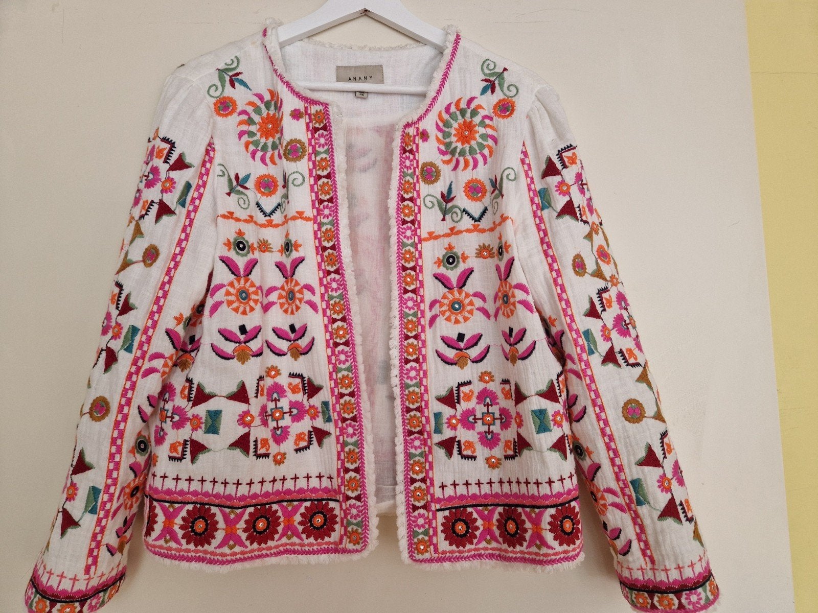 Prachtig geborduurd jasje Anany wit roze katoen, Kleding | Dames, Jassen | Winter, Zo goed als nieuw, Maat 42/44 (L), Roze, Ophalen of Verzenden