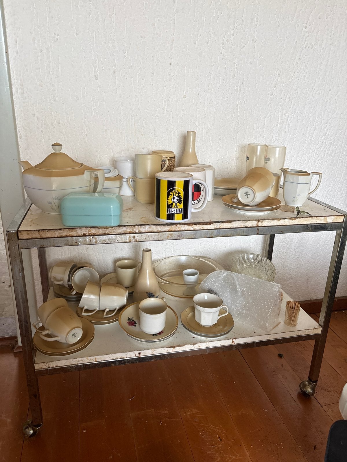 Vintage servies en theepot op roltafel, Ophalen of Verzenden